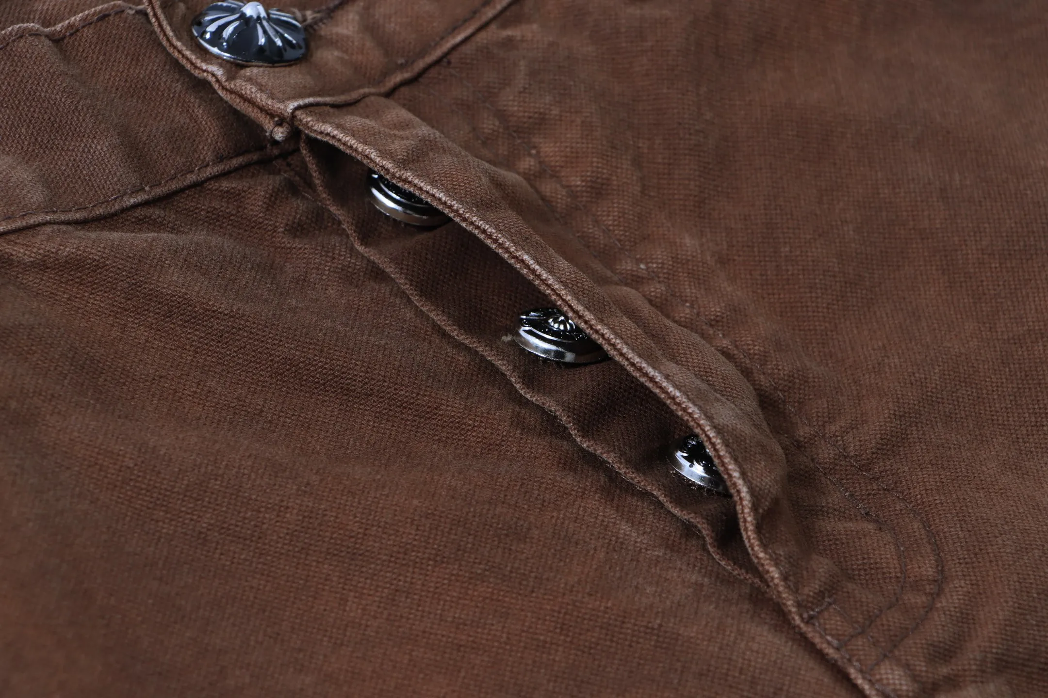 P290 Style No.: H93 Croxin & 𝐂𝐡𝐫𝐨𝐦𝐞 𝐇𝐞𝐚𝐫𝐭 Pingtai SS25 large colored leather denim logging pants. Styles with different washed textures are very friendly to people with thin legs. The slightly flared version perfectly modifies the leg shape. The timeless and moderate length makes it easy to match and match. It is the basis for various styles and is a must-have in your wardrobe! The fabric is stiff but also makes the upper body soft without losing texture. The washing process is even more perfect. It is a must-have item for everyone! ! !  Color: primary color Size: 28-30-32-34-36